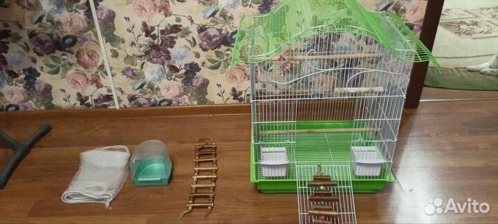 Клетка среднего размера для попугая