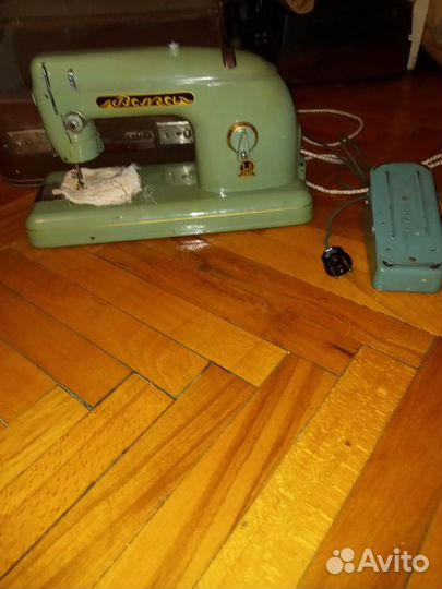 Электрическая швейная машинка 