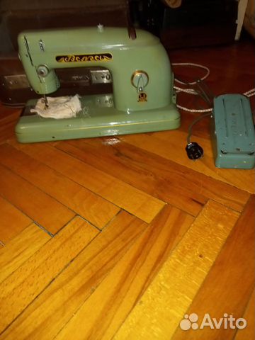 Электрическая швейная машинка 