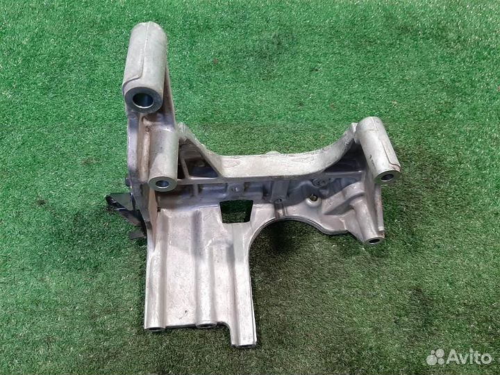 Кронштейн опоры двигателя правый Renault Koleos