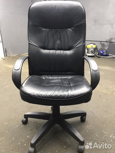 Офисное кресло руководителя