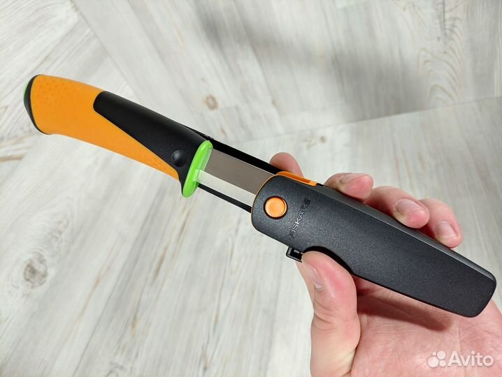 Нож для тяжелых работ с точилкой Fiskars 1023619