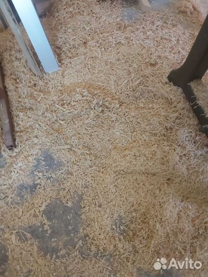 Сухие опилки в мешках