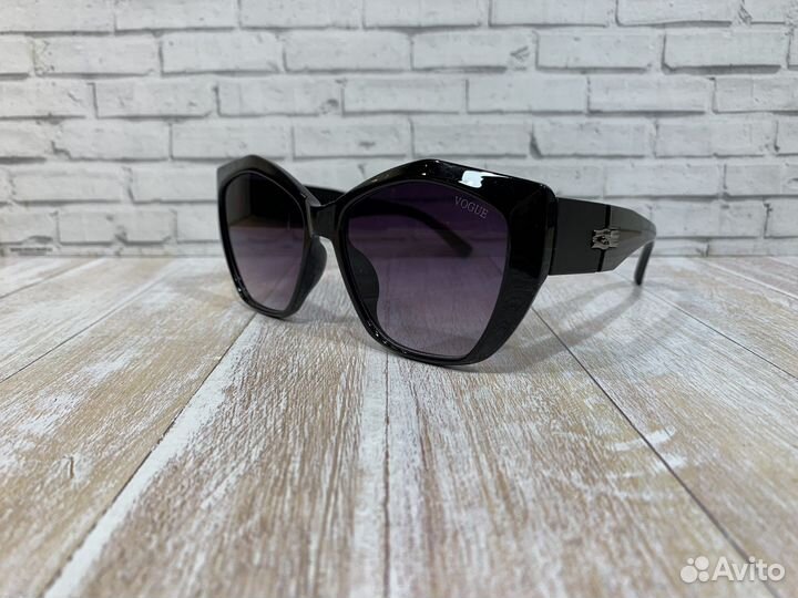 Солнцезащитные очки Vogue
