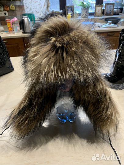 Шапки из чернобурки и из енота