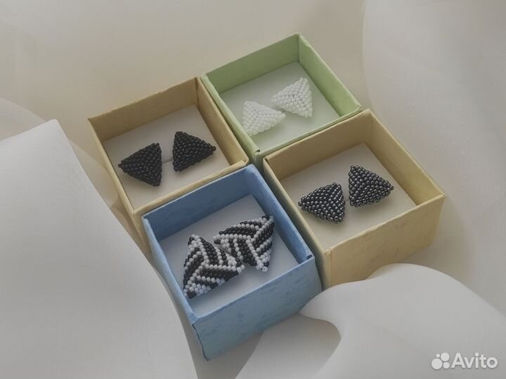 Серьги - гвоздики из бисера