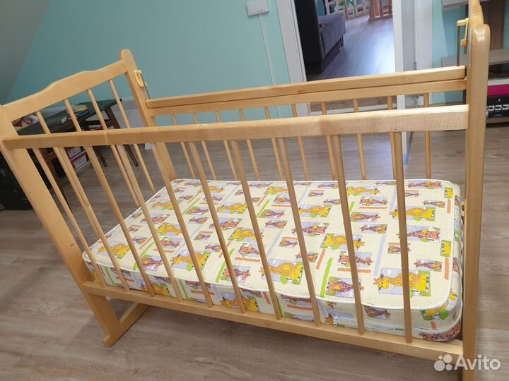 Детская кроватка с маятником