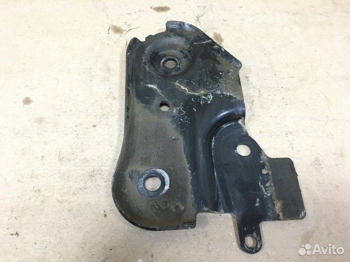 Кронштейн подрамника левый Nissan Terrano 3 D10