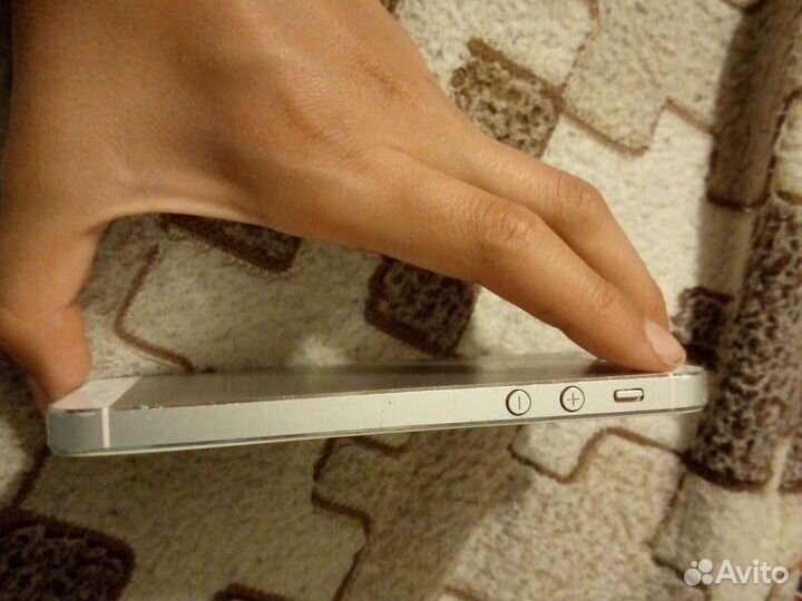 Айфон 5s в хорошем состояние оригинал зарядка