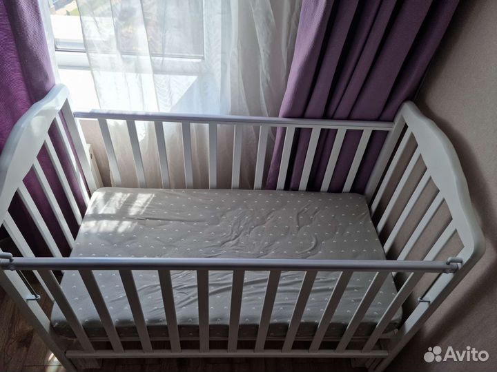 Детская кроватка с универсальным маятником