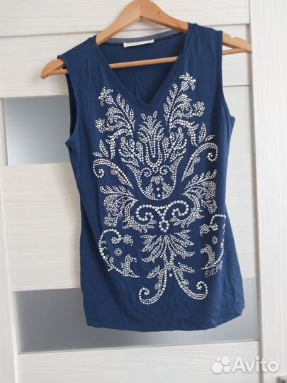 Блузки много