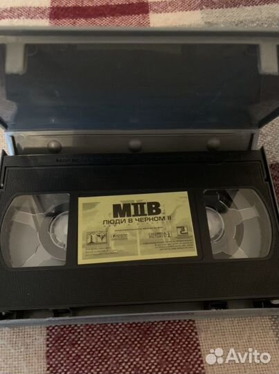 Видеокассета лицензионная VHS Люди в чёрном 2