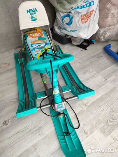 Детский снегокат со спинкой