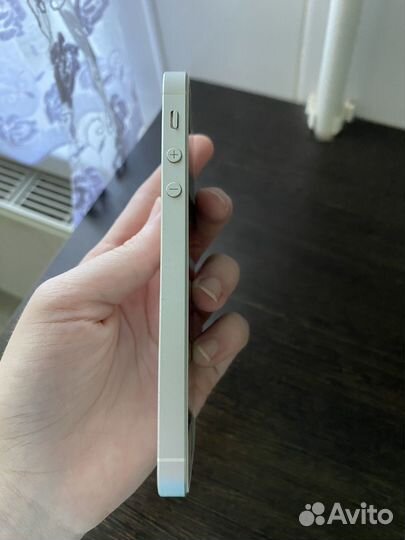 Телефон iPhone SE 2016