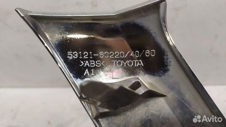 Молдинг решетки радиатора левый Toyota Land