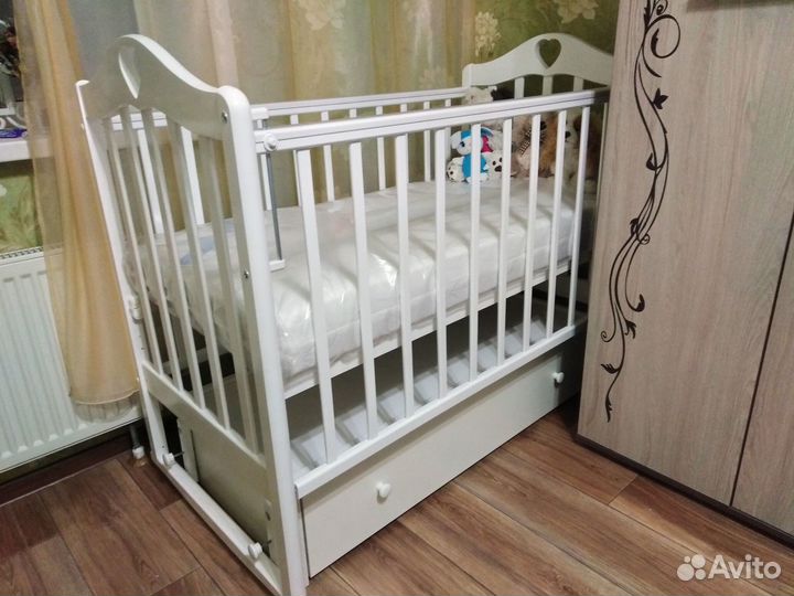 Детская кроватка с маятником и ящиком