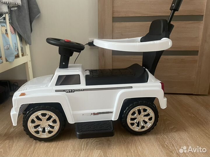 Машинка толокар с ручкой