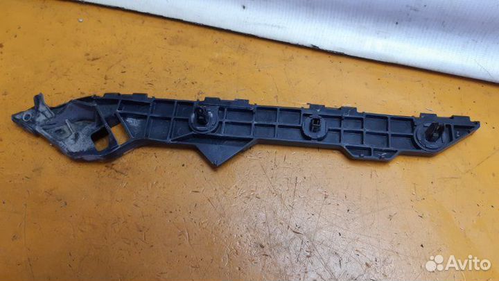 Крепление бампера заднее правое Toyota Corolla