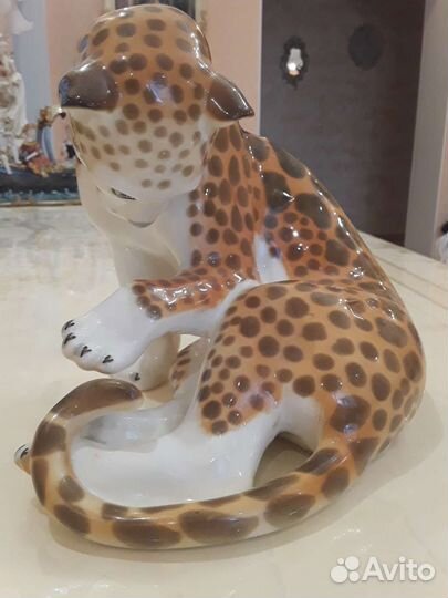 Фарфоровая статуэтка