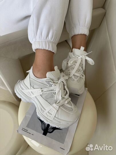 Кроссовки женские