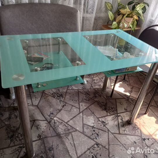 Продам стеклянный стол б/у