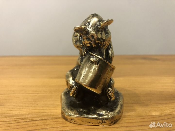 Медведь с бочонком бронза