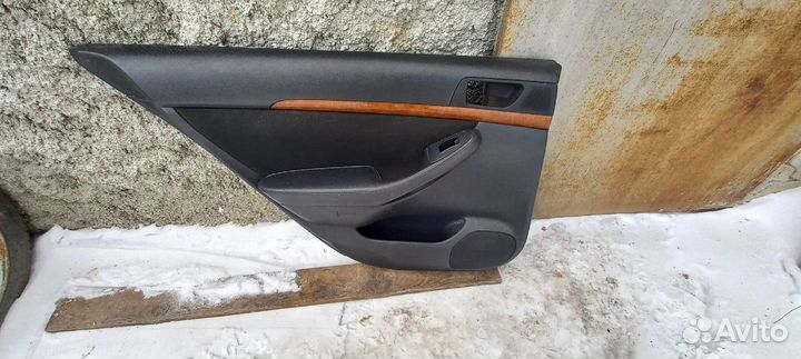 Обшивка двери Toyota Avensis 2