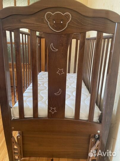 Детская кроватка с универсальным маятником