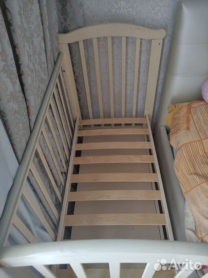 Детская кроватка с маятником