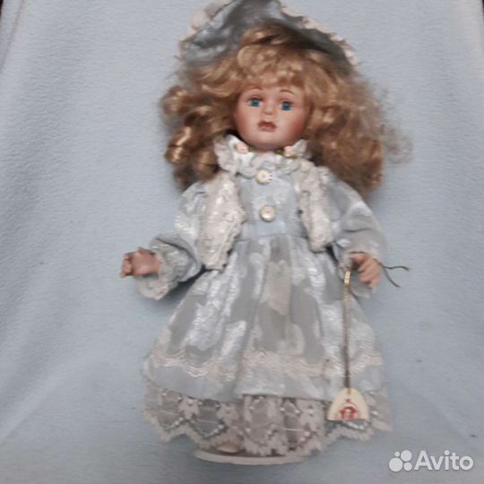 Кукла фарфоровая