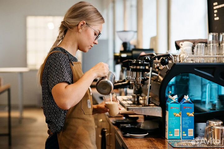 Официант-бариста еженедельная оплата плюс чаевые