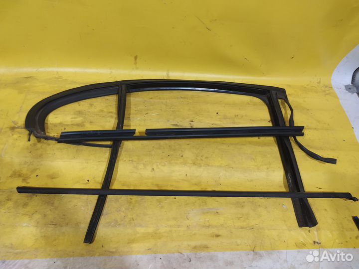 Уплотнитель стекла двери renault fluence (2010)