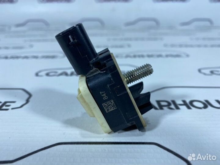 Датчик удара передний правый Volkswagen Touareg NF