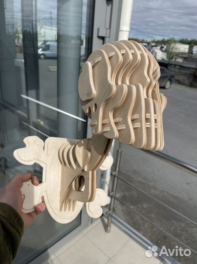 Вешалка для шлема виде черепа