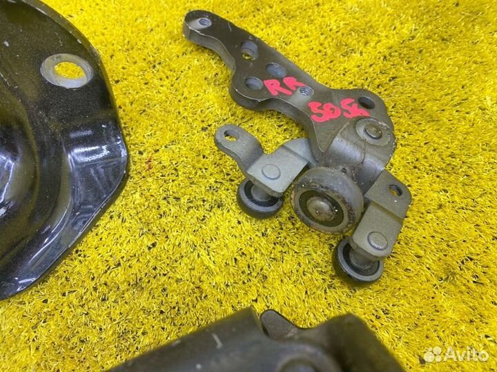 Ролик раздвижной двери задний правый Toyota 138867