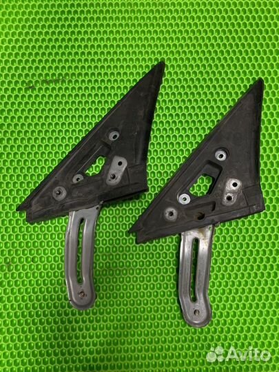 Кронштейн зеркала правый Subaru Impreza GD