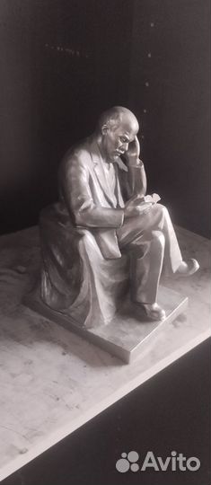 Ленини читает книгу,статуэтка силумин