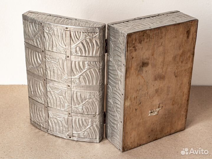 Шкатулка деревянная с чеканкой