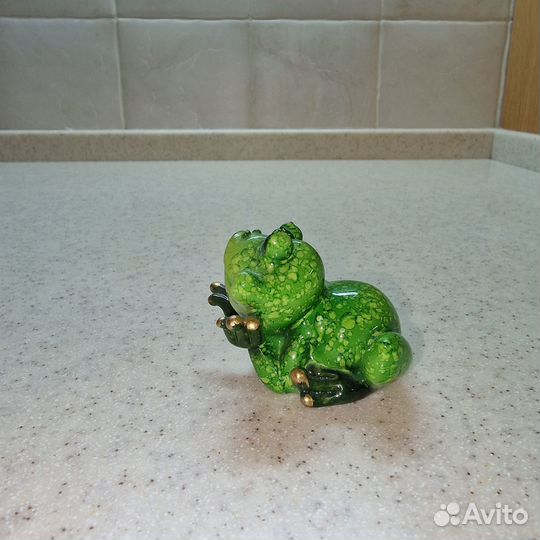 Статуэтки лягушка, собака, лебедь, дельфины