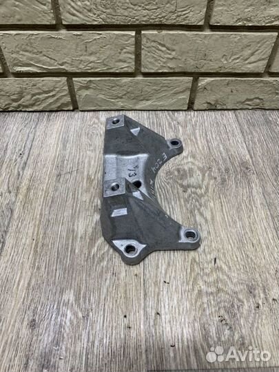 Mercedes C-class W204 Кронштейн задний кпп