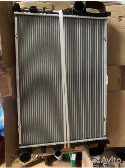 Радиатор охлаждения А2215003203 mercedes-benz