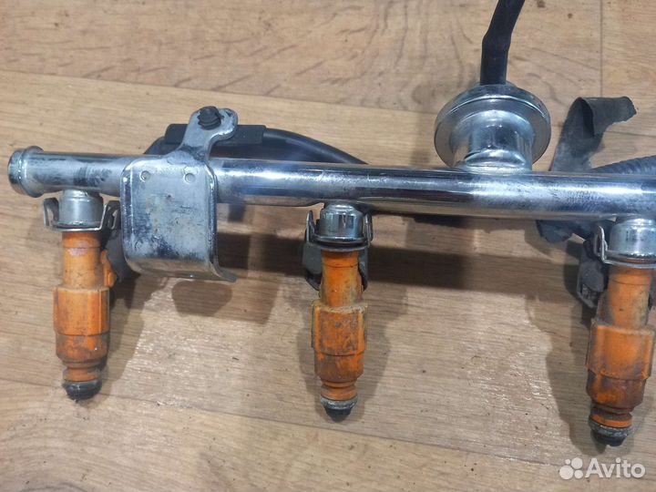 Топливная рейка в сборе с форсунками Mazda MPV