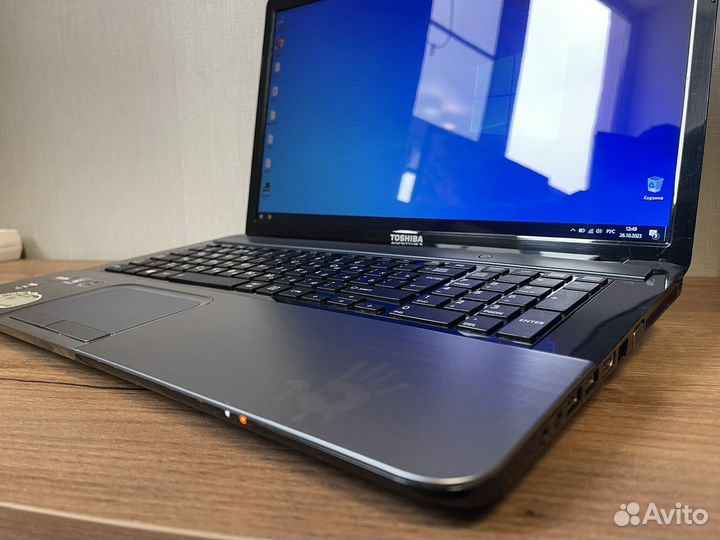 Большой ноутбук Toshiba 17.3