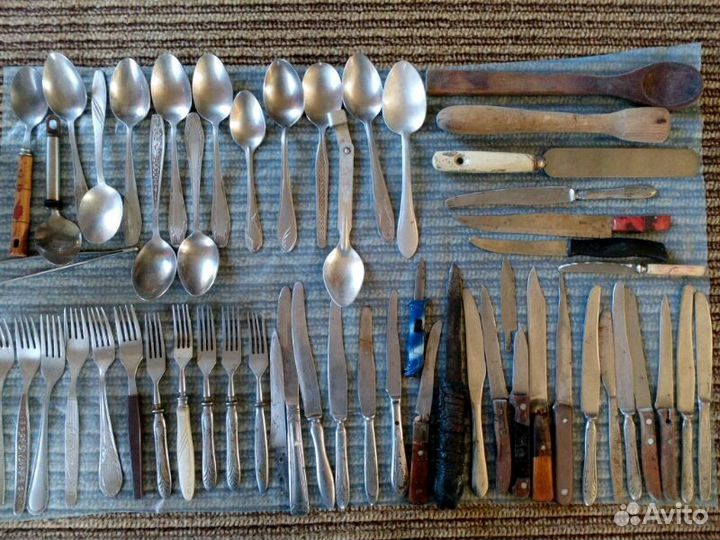 Ложки, вилки, тарелки, кружки, чайники, кастрюли