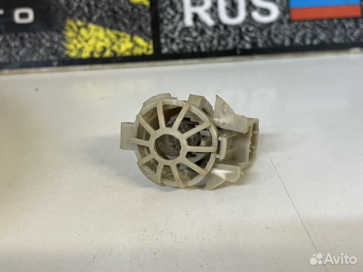 Плафон подсветки багажника Toyota Avensis Corolla