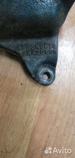 Кронштейн двигателя правый 332253673 Opel Astra H