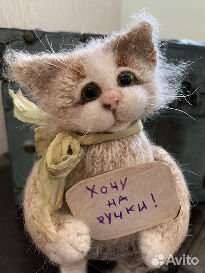 Вязаная игрушка котик Бантик