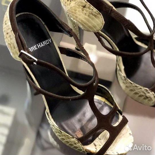 Босоножки на каблуке