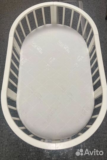 Детская кроватка с маятником