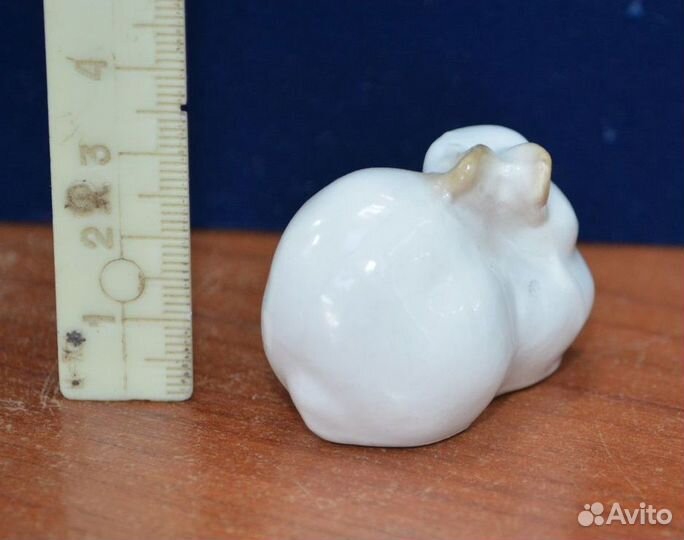 Мини фарфоровая статуэтка- белый зайка.лфз